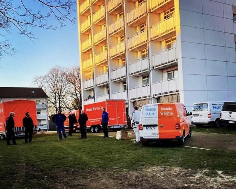 Mobile Wärme 24 im Einsatz in einem Wohngebiet