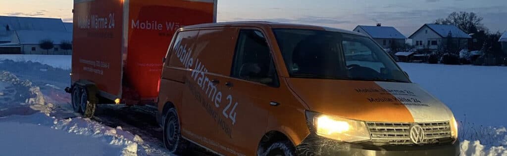 Mobile Wärme 24 Fahrzeug mit Anhänger im Schnee