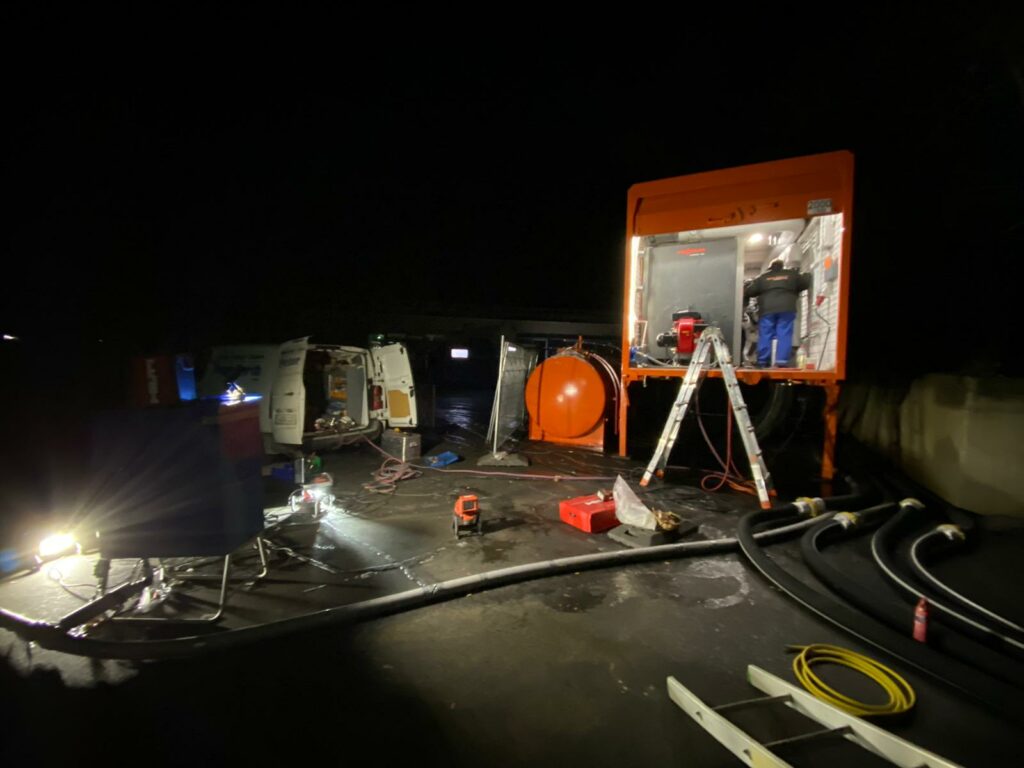 Mitarbeiter von Mobile Wärme 24 installieren eine Containerheizung