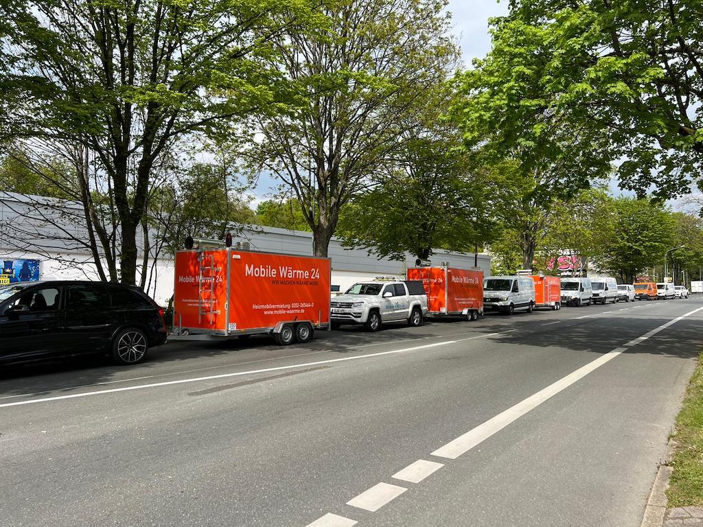 Fuhrpark-Kolonne von Mobile Wärme 24 in Wuppertal