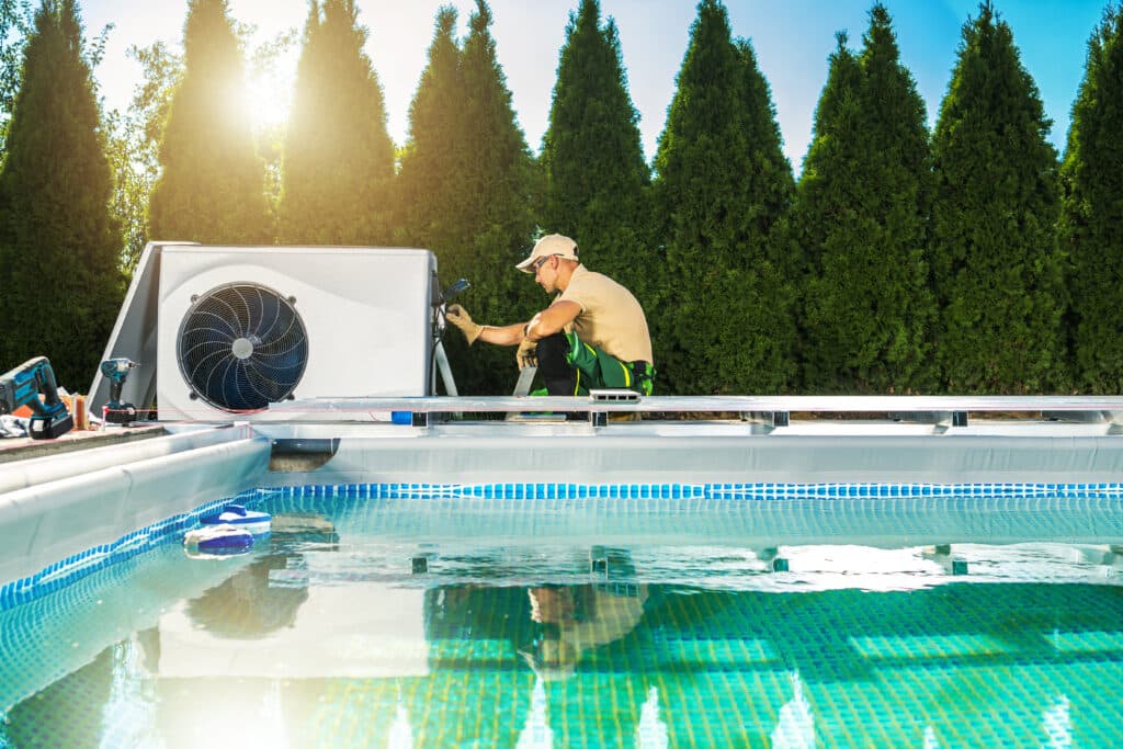 Techniker installiert neue Wärmepumpe für den Swimming Pool
