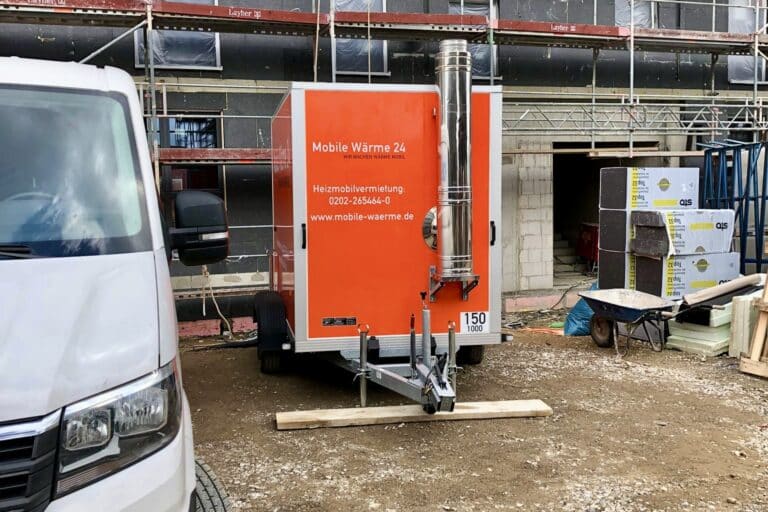 Ein Heizanhänger von Mobile Wärme 24 vor einem Rohbau