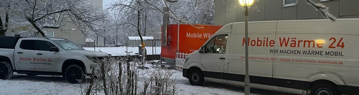 Transporter von Mobile Wärme 24 und ein Heizmobil im Schnee