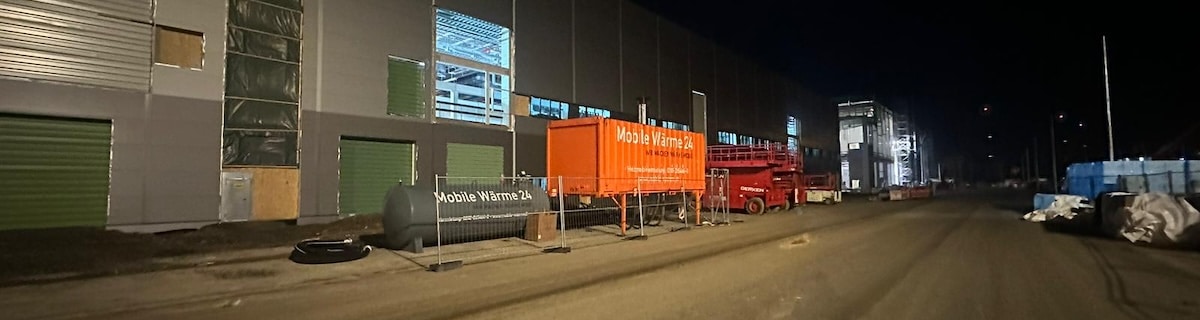 Mobiler Heizöltank und Heizcontainer von Mobile Wärme 24 in einem Industriegebiet