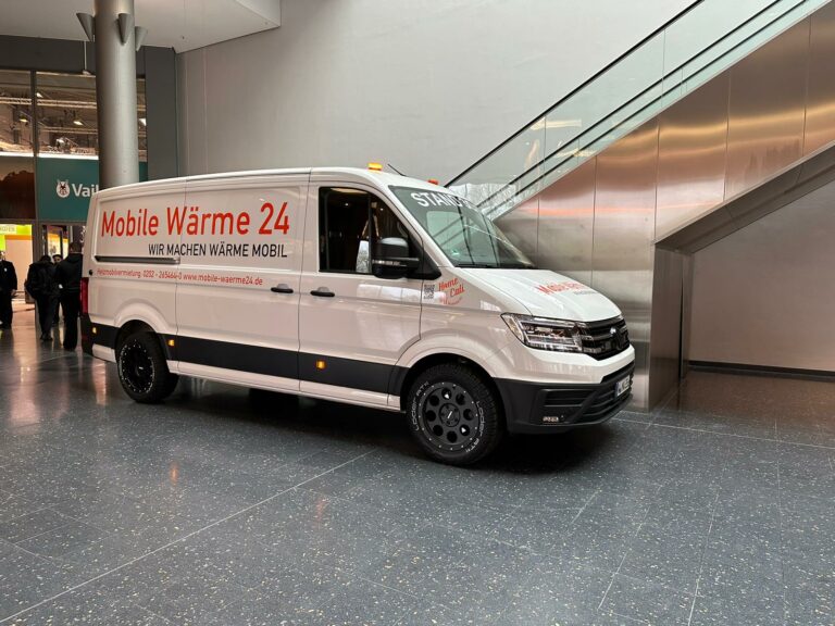 Transporter von Mobile Wärme 24 im Eingangsbereich zur SHK+E