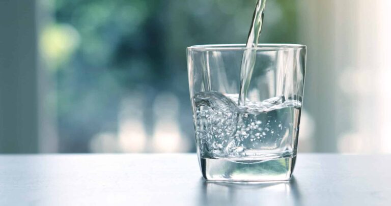 Tipps gegen Hitze: Glas Wasser