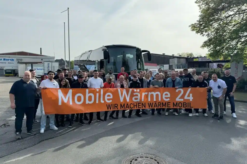 Das Team vom Mobile Wärme 24 vor einem Reisebus