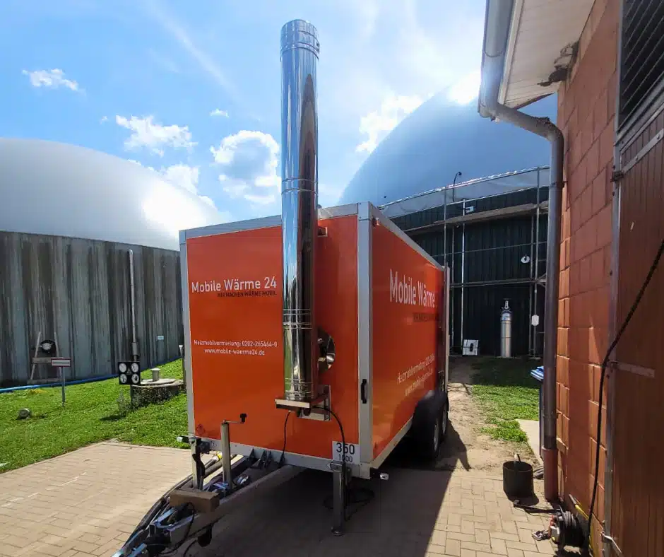 Heizmobile von Mobile Wärme 24 vor einer Biogasanlage