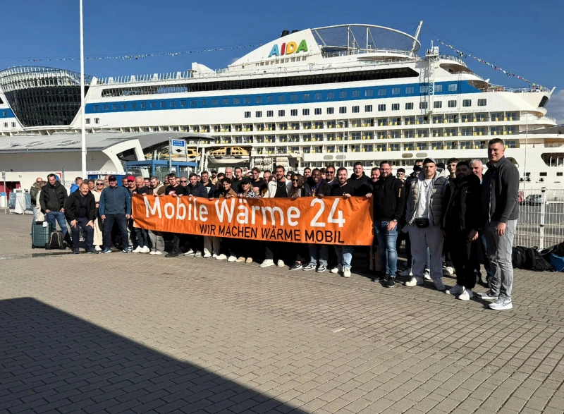 Das Team von Mobile Wärme 24 vor der AIDA