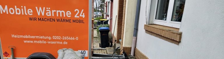 Heizmobil von Mobile Wärme 24 vor einem Wohngebäude