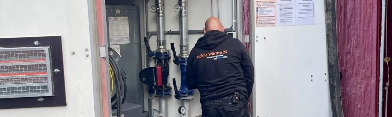 Heizungstechniker von Mobile Wärme 24 kümmert sich um mobile Heizlösungen