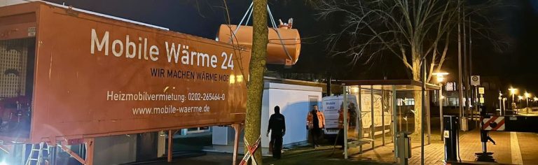 Das Team von Mobile Wärme im Einsatz – Anlieferung eines Heizcontainers und einer mobilen Tankanlage
