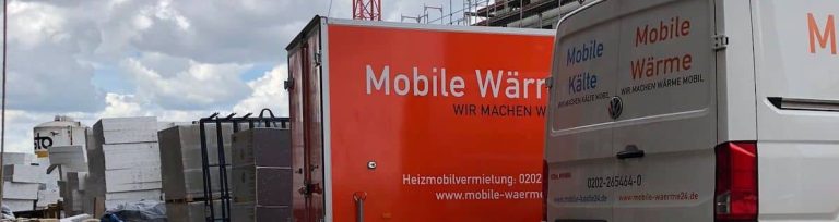 Ein Heizanhänger und ein Transporter von Mobile Wärme 24 auf einer Baustelle / A heating trailer and a Mobile Wärme 24 van on a construction site