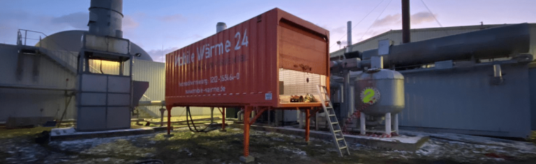 Heizcontainer von Mobile Wärme 24 vor einer Biogasanlage