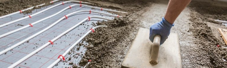 Arbeiter auf einer Baustelle mit Estrichboden.