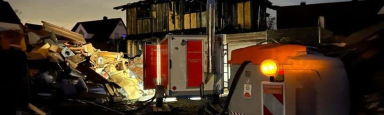 Mobile Heizung von Mobile Wärme 24 inmitten der Trümmer eines Großbrandes